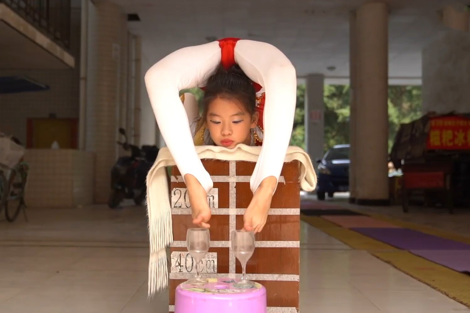 Be gai Trung Quoc lap ky luc the gioi vi kha nang uon deo hinh anh