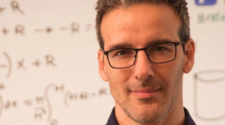 Thay giao day Toan mien phi, hut hon 30 trieu hoc sinh tren toan cau hinh anh