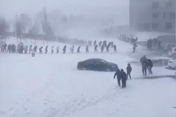 Sinh vien Trung Quoc di hoc trong bao tuyet hinh anh