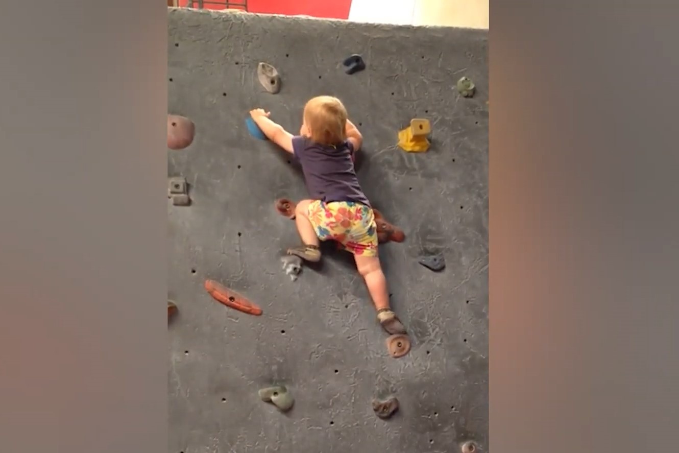 Be gai 19 thang tuoi leo nui nhan tao o My hinh anh