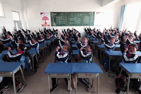 Hoc sinh Trung Quoc bieu dien 'dua ngua' trong tiet hoc nhac hinh anh