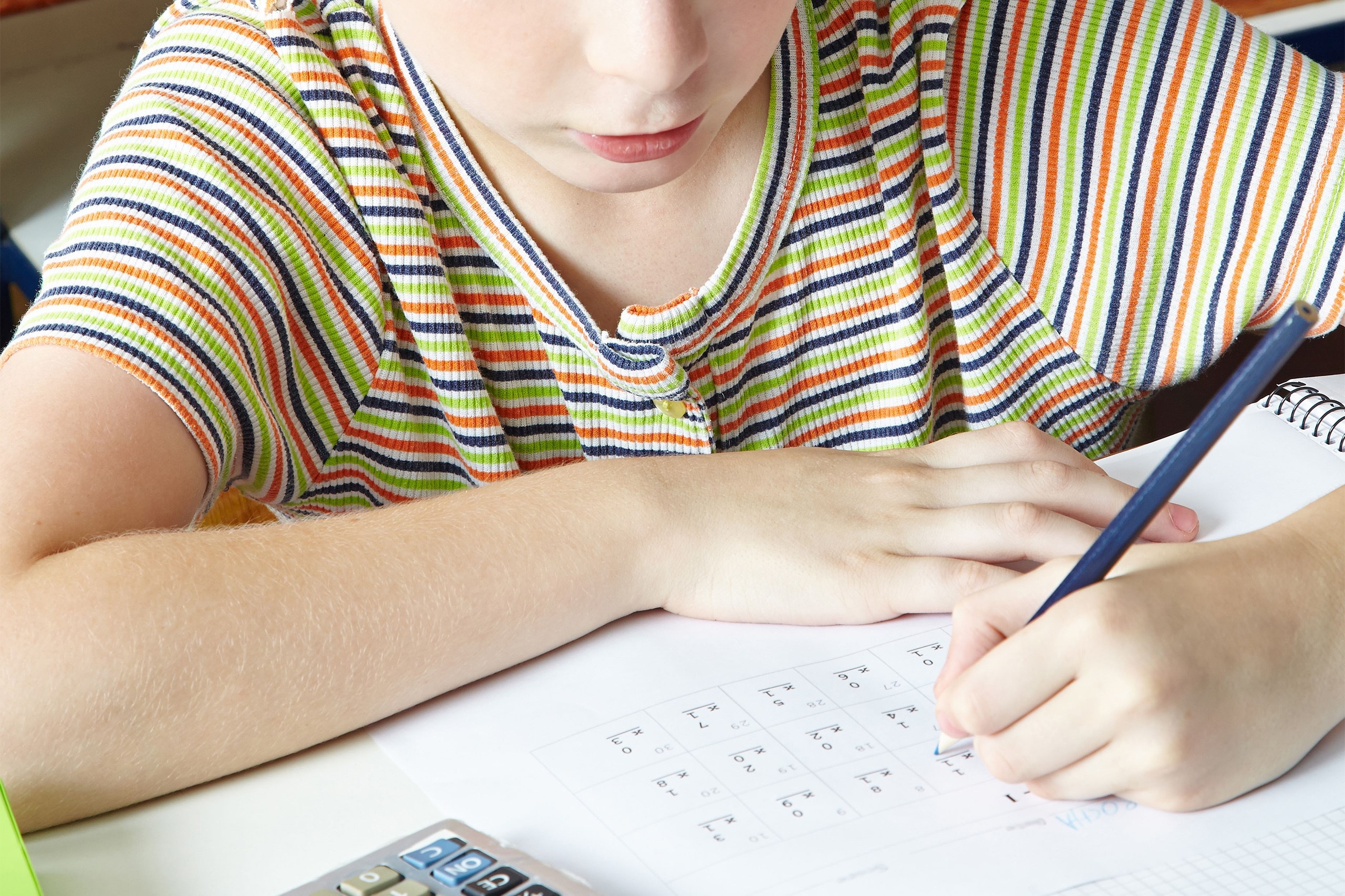 Nguyen nhan khien tre thuan tay trai hinh anh