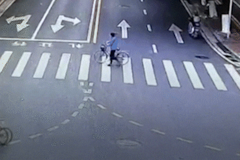 Giai cuu hoc sinh tieu hoc bi oto dam o Trung Quoc hinh anh