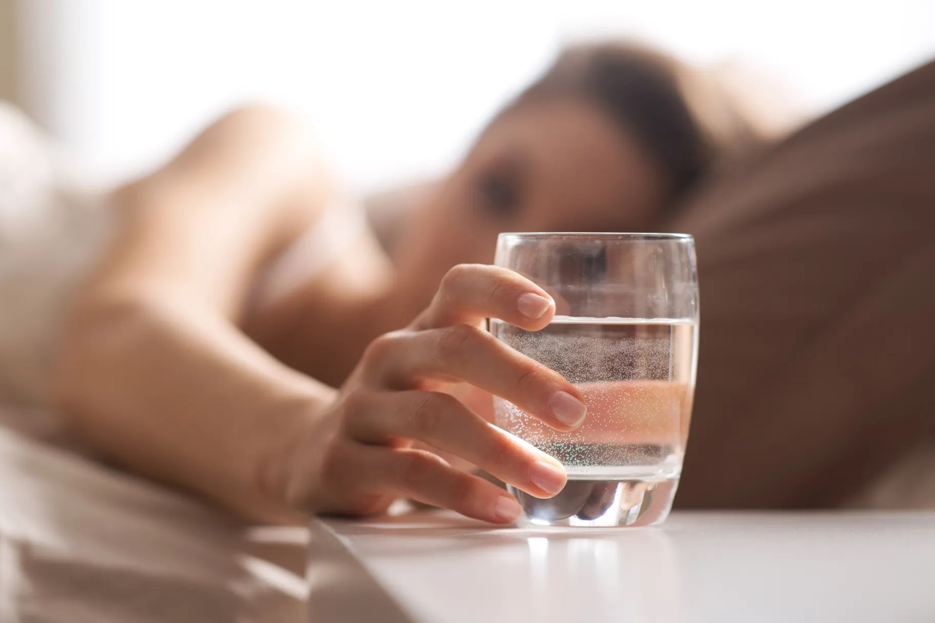 Uong nuoc ngay sau khi thuc day co tac dung gi? hinh anh