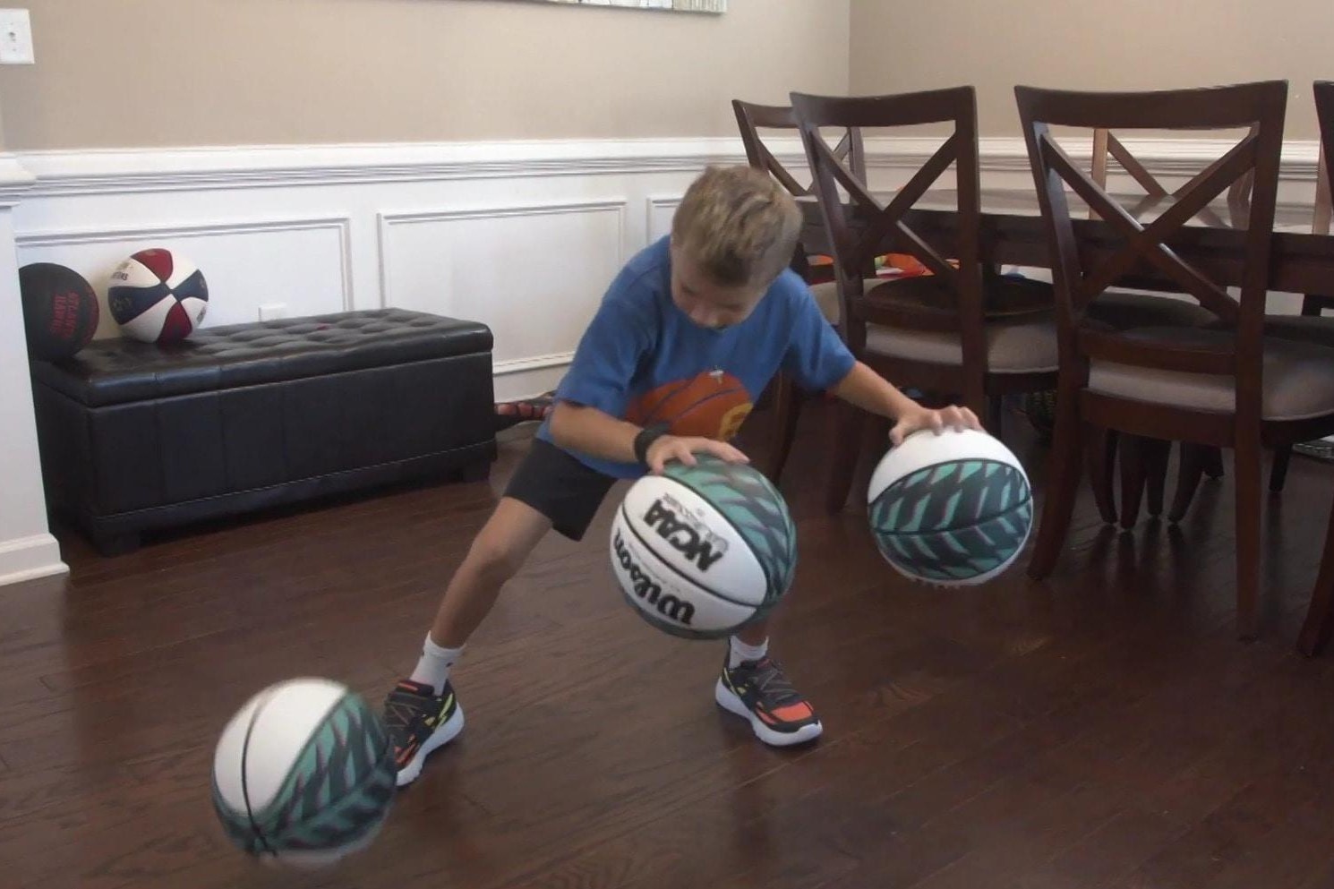 Be trai 6 tuoi choi bong ro dieu luyen o My hinh anh