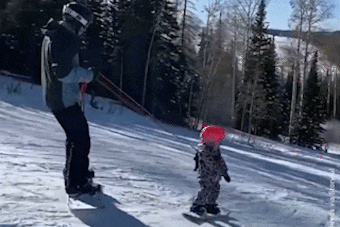 Be gai 2 tuoi truot tuyet dieu luyen o My hinh anh