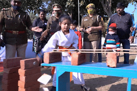 Be gai An Do dap vo 170 o gach trong mot phut hinh anh