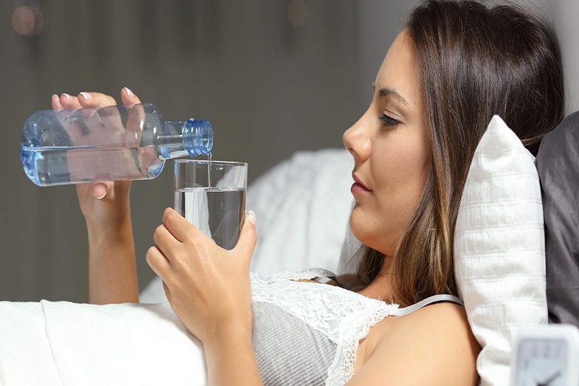 Uong nuoc truoc khi di ngu co tac dung gi? hinh anh