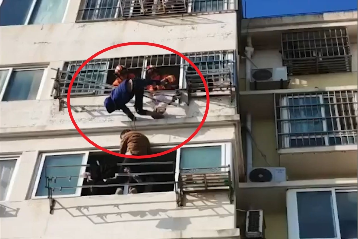 Giai cuu be trai roi tu tang 6 o Trung Quoc hinh anh