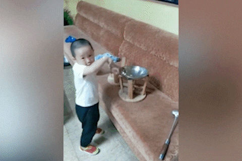 Be trai 3 tuoi o Trung Quoc duoc chu y vi choi do hang nau an hinh anh