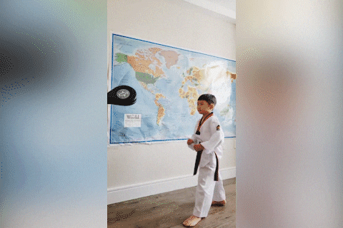 Be trai tap taekwondo gay an tuong o My hinh anh