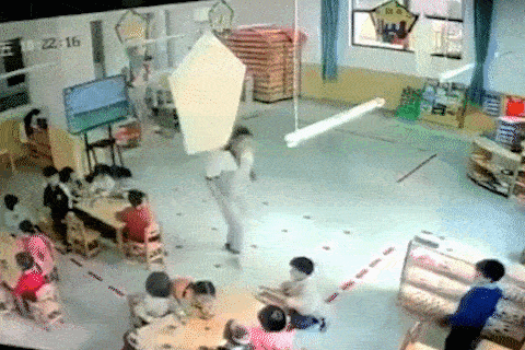 Giao vien mam non nem hoc sinh xuong san o Trung Quoc hinh anh