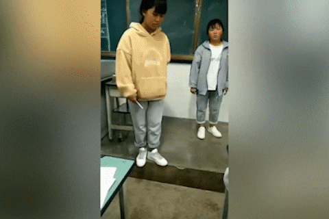 Giao vien Trung Quoc bat hoc sinh dap vo dien thoai hinh anh