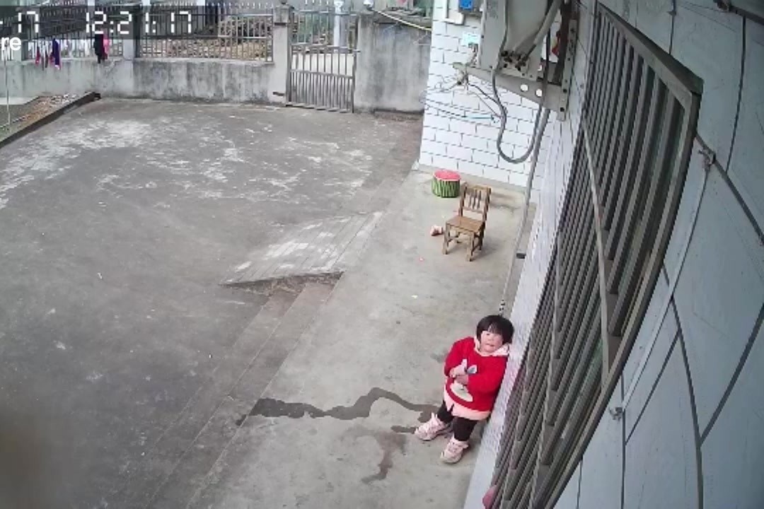 Be gai Trung Quoc goi bo me ve nha qua camera an ninh hinh anh