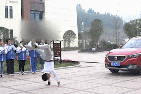 Thay giao Trung Quoc trong cay chuoi keo oto hinh anh