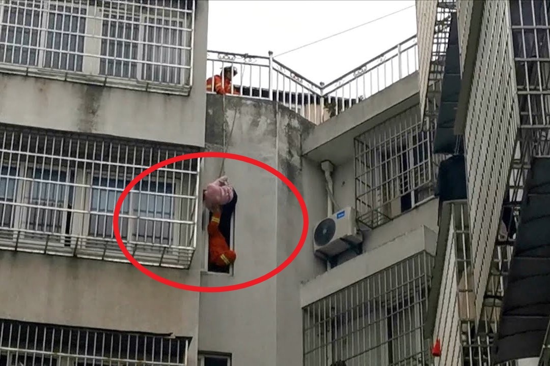 Giai cuu be gai Trung Quoc nga khoi cua so tang 6 hinh anh