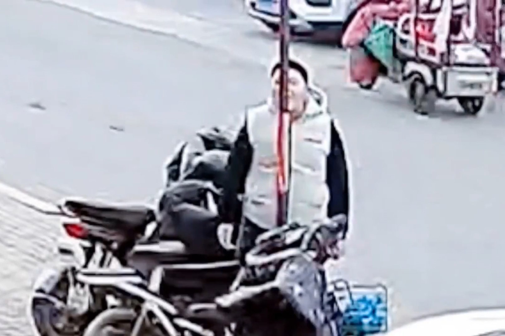 Cau be bi dinh luoi vi liem cot thep dong bang o Trung Quoc hinh anh