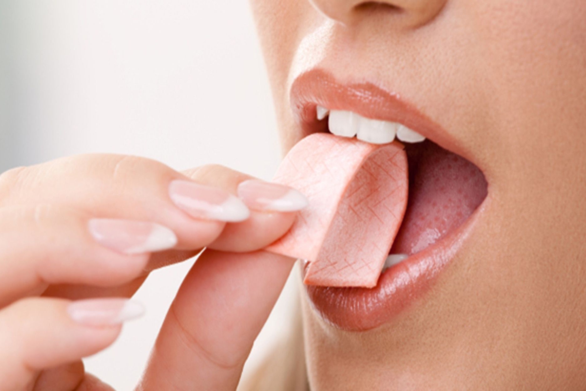 Hoi chung khien nguoi benh kho chiu voi tieng nhai thuc an hinh anh