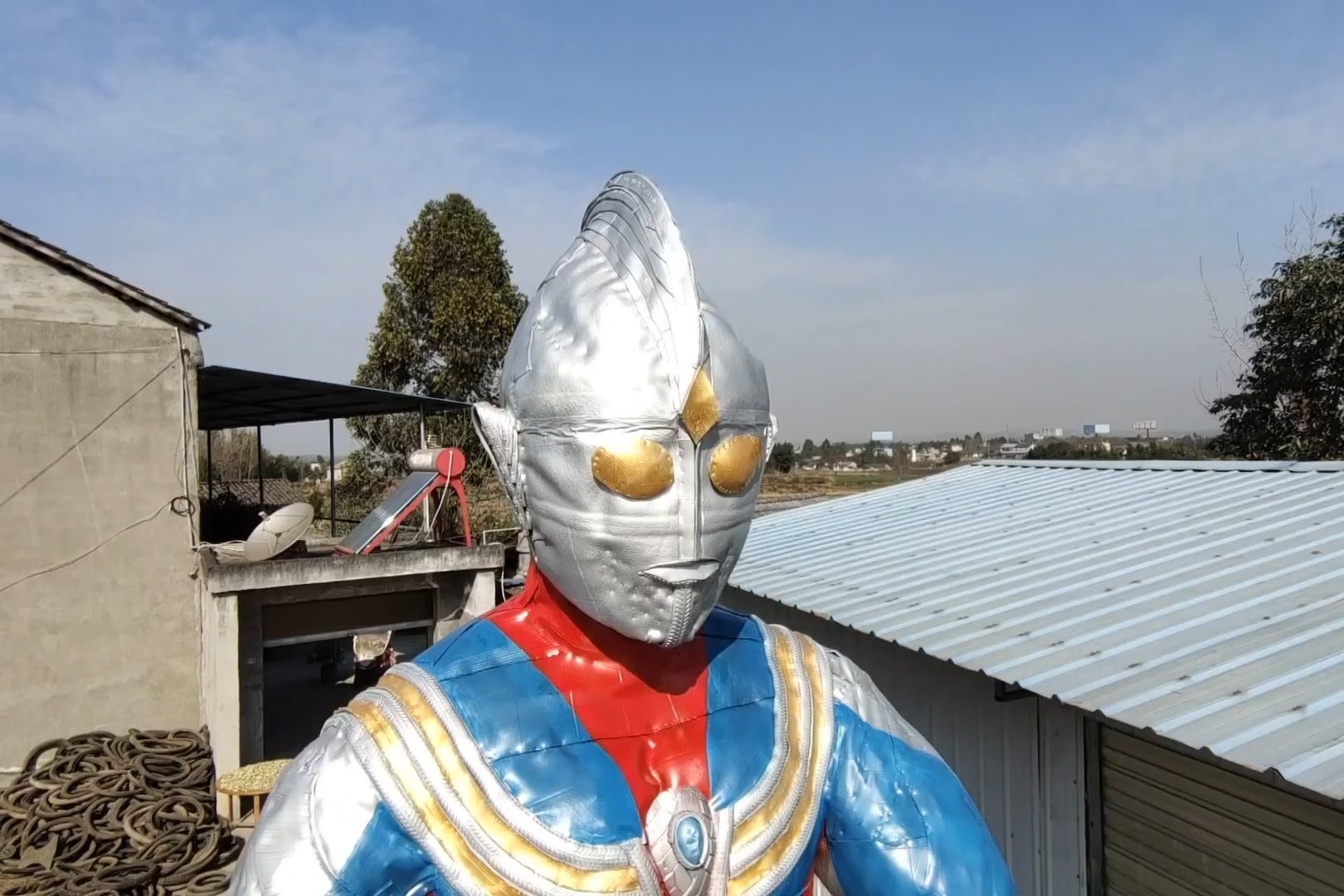 Ong bo Trung Quoc lam qua tang con trai tu 1.000 chiec lop xe hinh anh