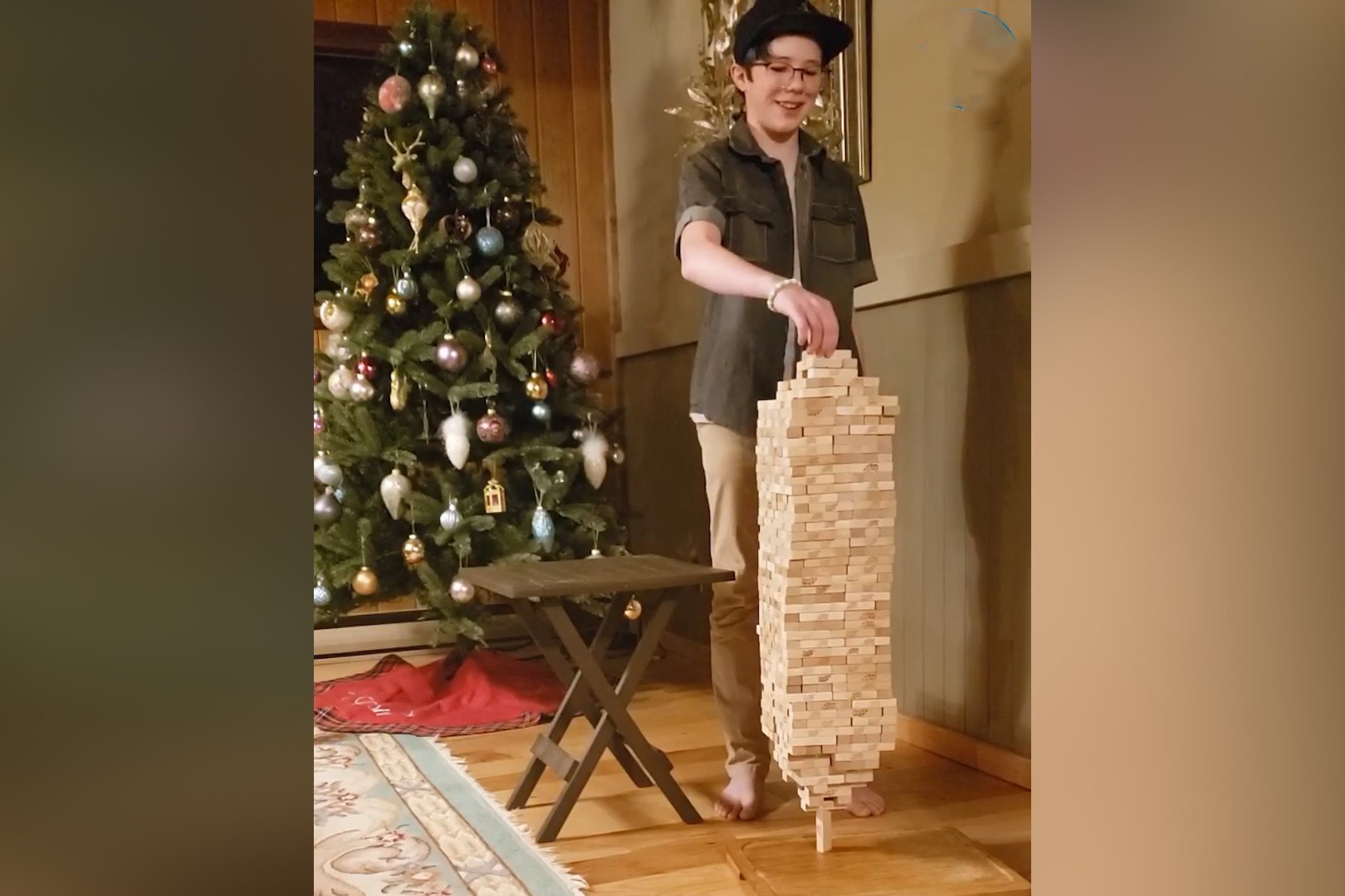 Cau be 12 tuoi can bang 693 khoi go hinh anh