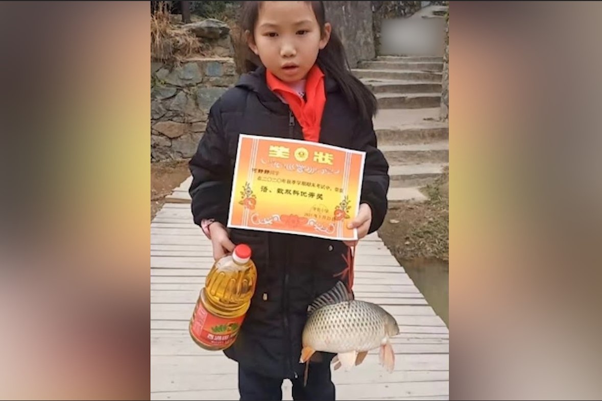 Hoc sinh Trung Quoc duoc khen thuong bang ca song va dau an hinh anh