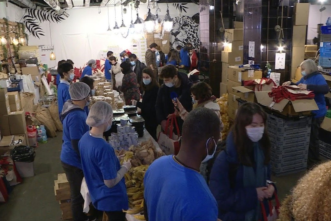 Sinh vien o Phap xep hang nhan goi cuu tro do Covid-19 hinh anh