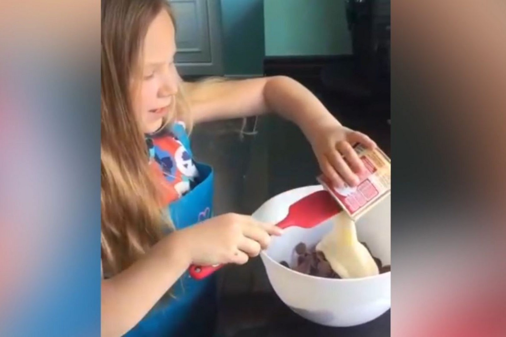 Be gai 7 tuoi o Anh quay clip day lam banh hinh anh