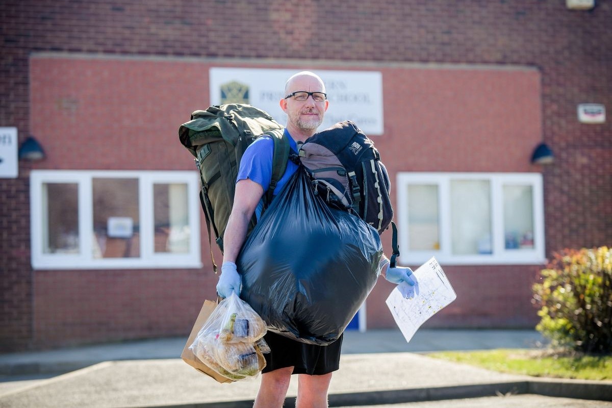 Thay giao Anh mang do an cho hon 80 hoc sinh dang cach ly tai nha hinh anh