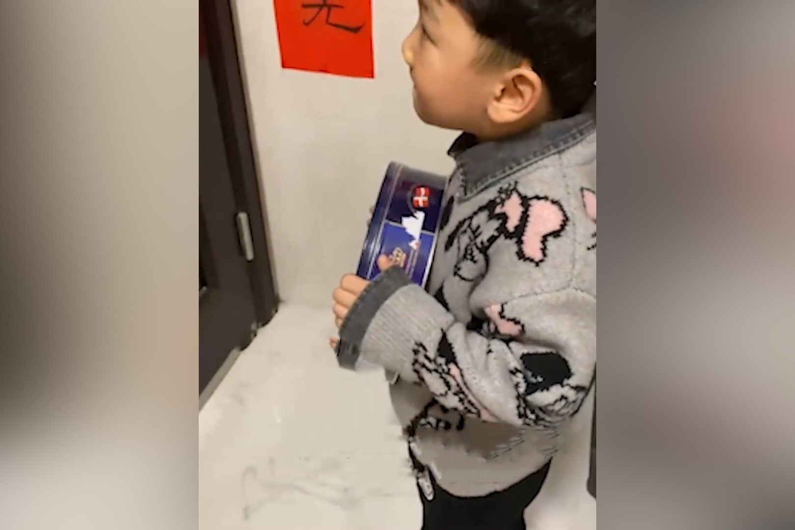 Be trai o Trung Quoc xin loi hang xom vi gay on hinh anh