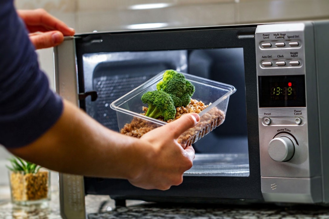 8 loai thuc pham khong nen cho vao lo vi song hinh anh