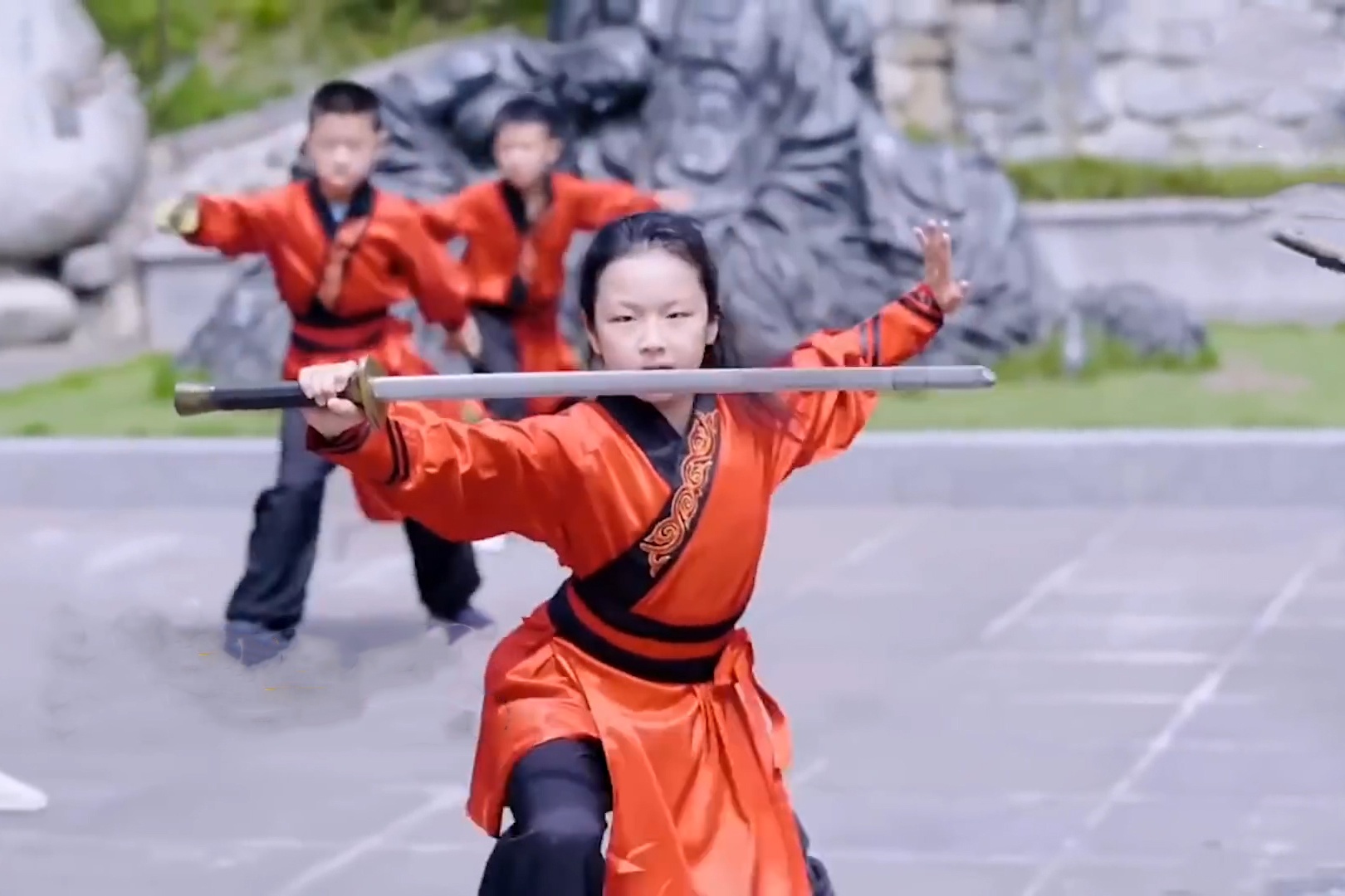 Giao vien the duc o Trung Quoc day hoc sinh dau kiem hinh anh