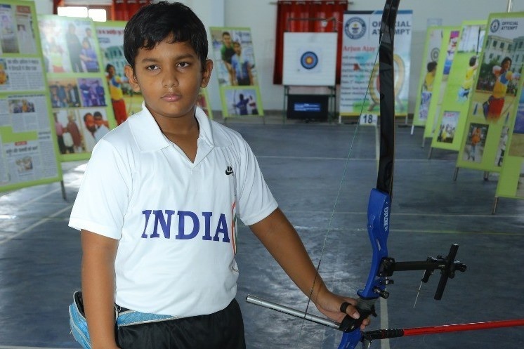 Be trai 7 tuoi o An Do lap ky luc the gioi ve ban ten hinh anh