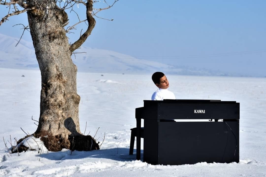 Cau be mu dam me choi dan piano o Tho Nhi Ky hinh anh