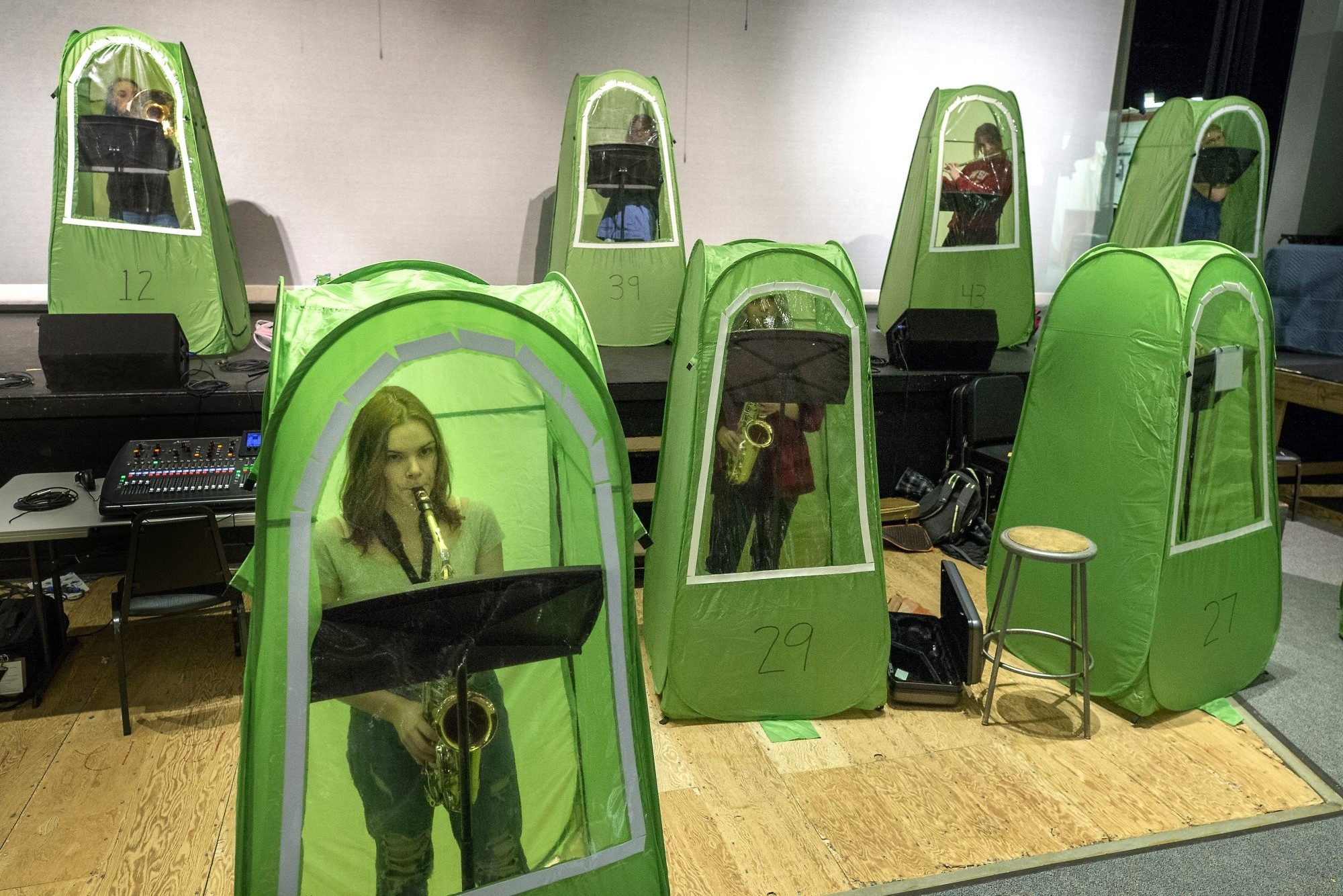 Truong hoc o My cho hoc sinh gian cach trong leu hinh anh