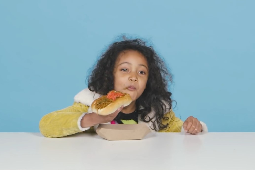 Tre em thu mon an duong pho Nhat Ban hinh anh