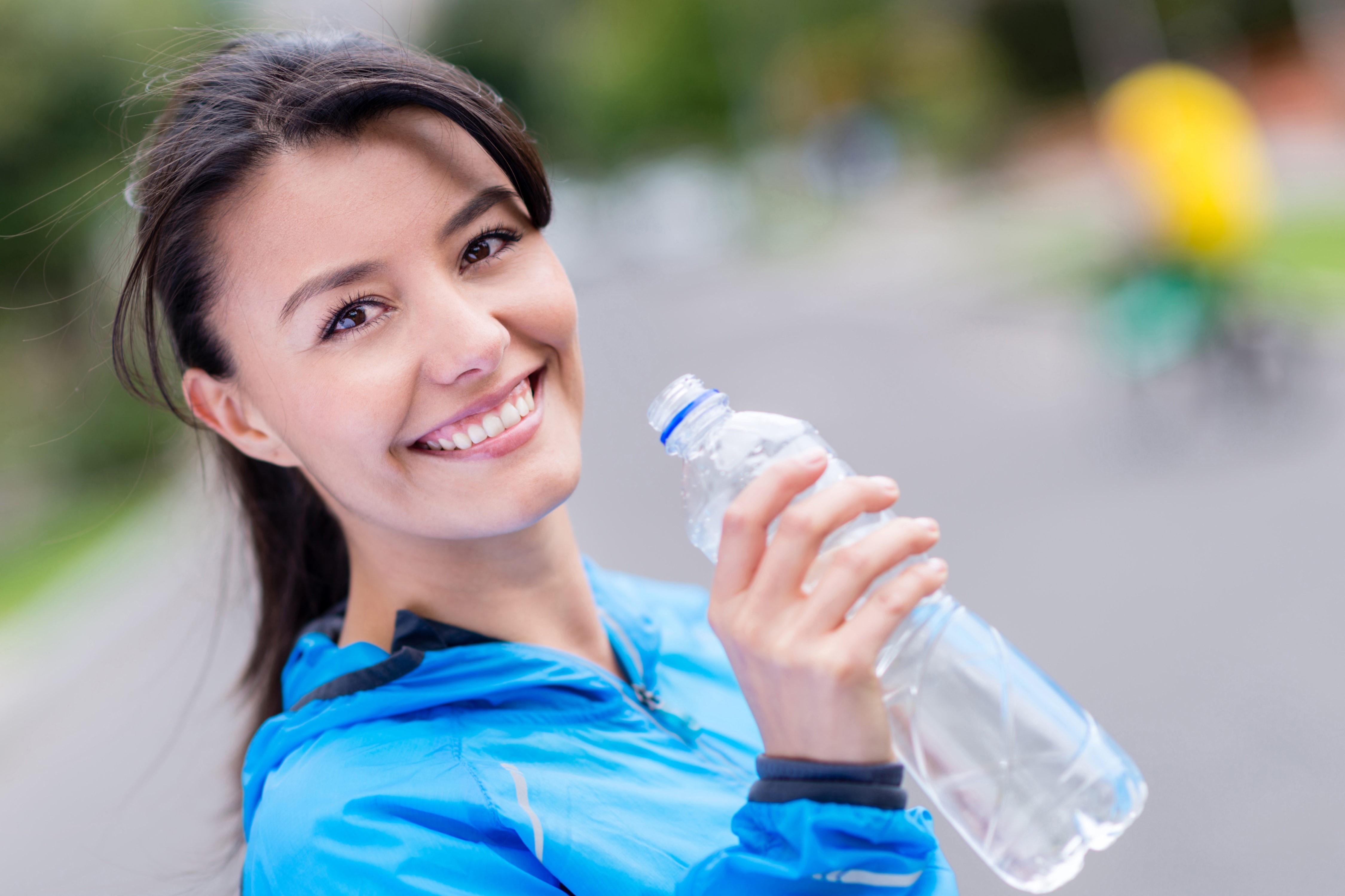 Uong nuoc the nao de tot cho suc khoe rang mieng? hinh anh