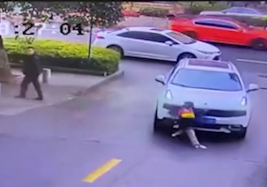 Nhieu nguoi o Trung Quoc nang oto giai cuu nam sinh mac ket hinh anh