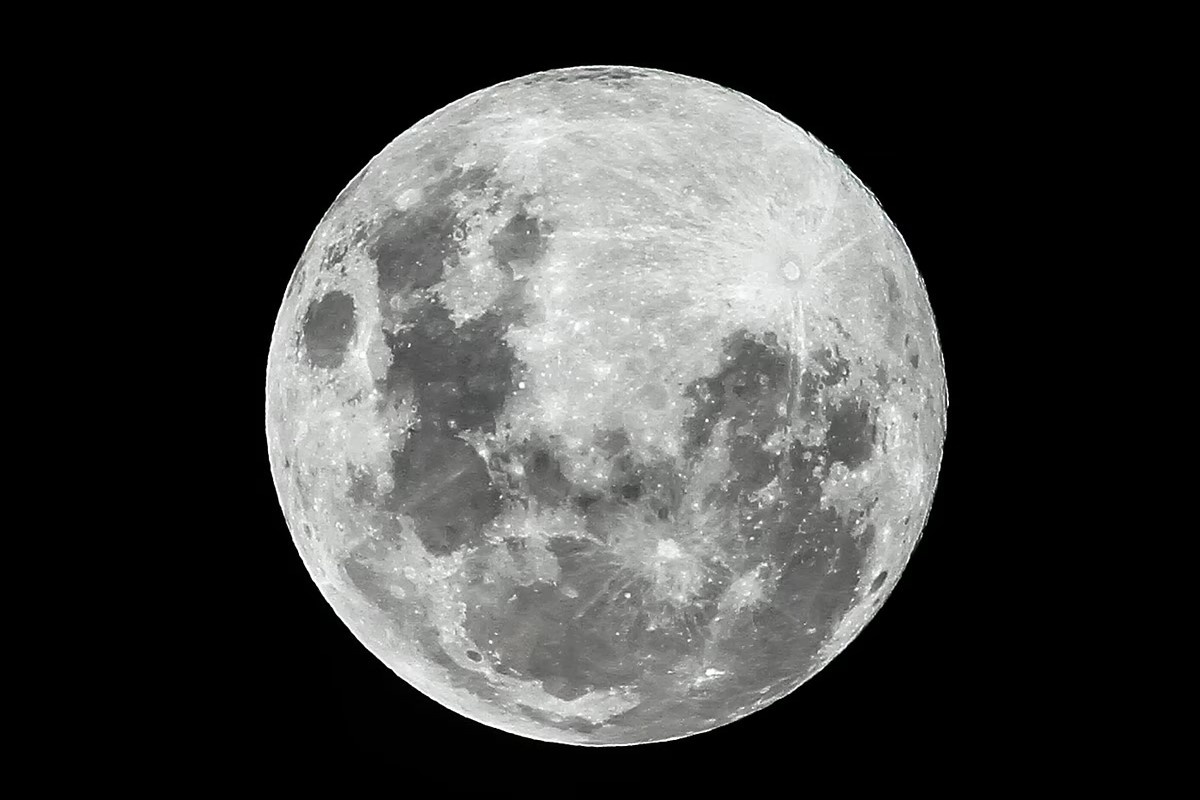 Nhung vet den tren Mat Trang la gi? hinh anh