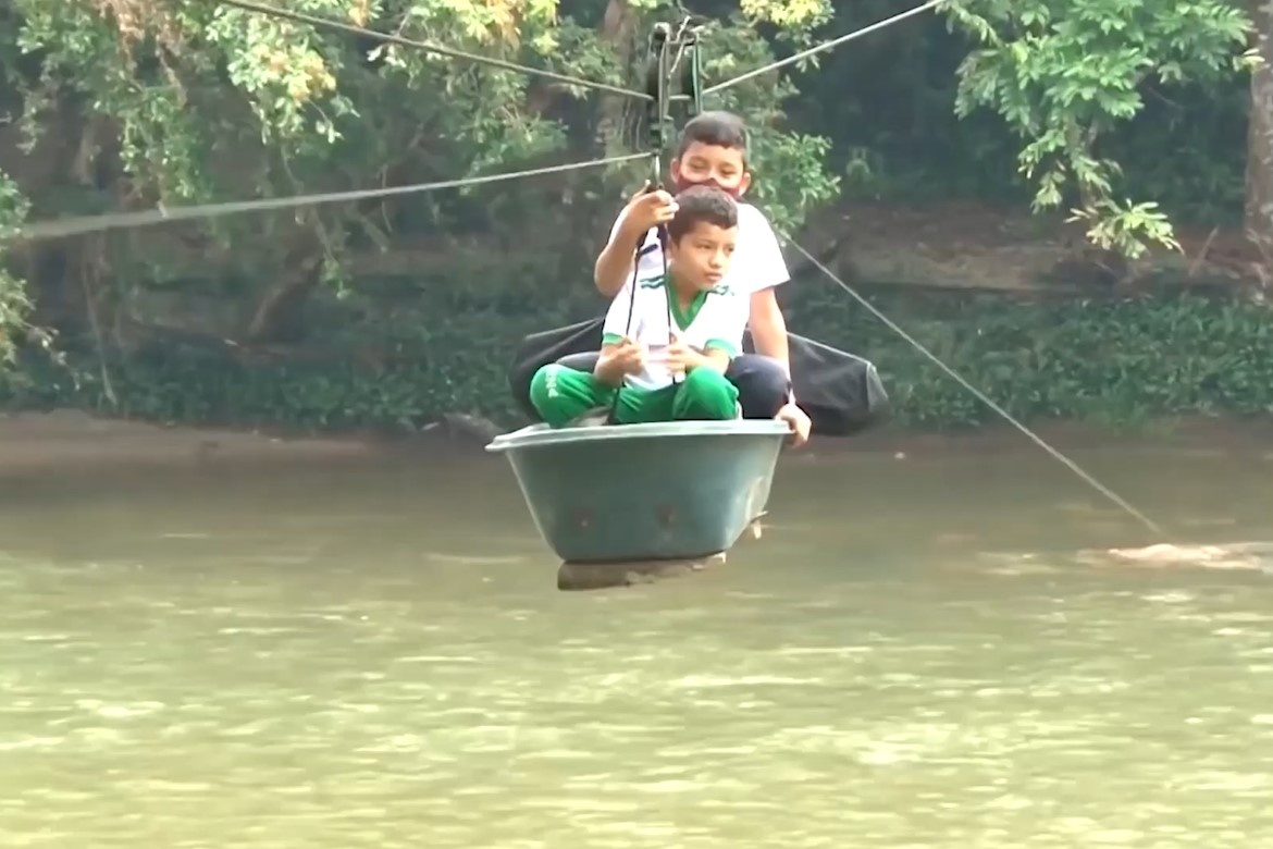 Hoc sinh vuot song tren cap treo tu che o Colombia hinh anh