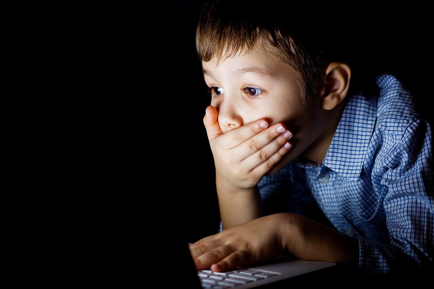 Cha me nen lam gi neu thay con xem phim khieu dam? hinh anh