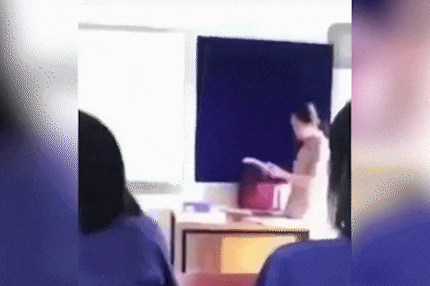 Giao vien Thai Lan nem sach vao hoc sinh vi khong lam bai ve nha hinh anh