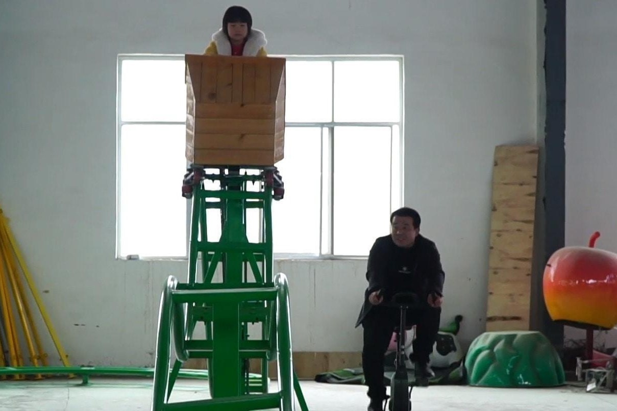 Ong bo Trung Quoc thiet ke tau luon chay bang suc nguoi cho con hinh anh