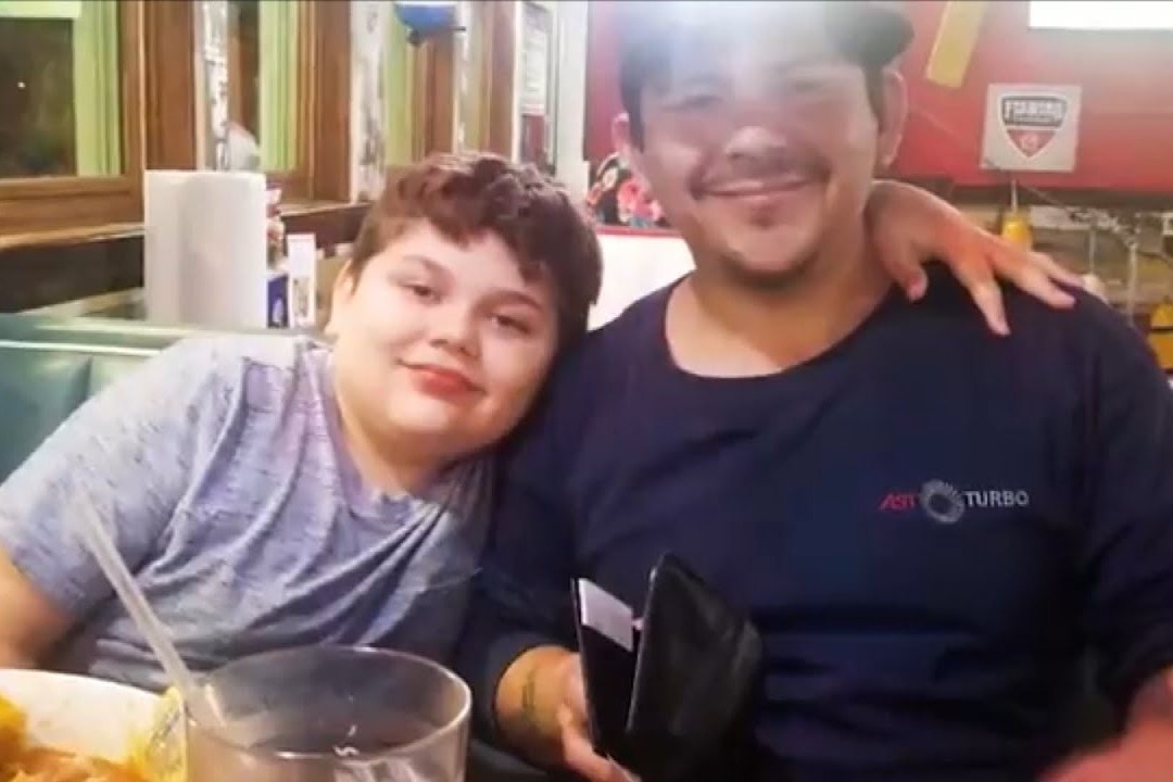 Cau be My thiet mang khi cuu ban khoi chiec oto dang lao toi hinh anh