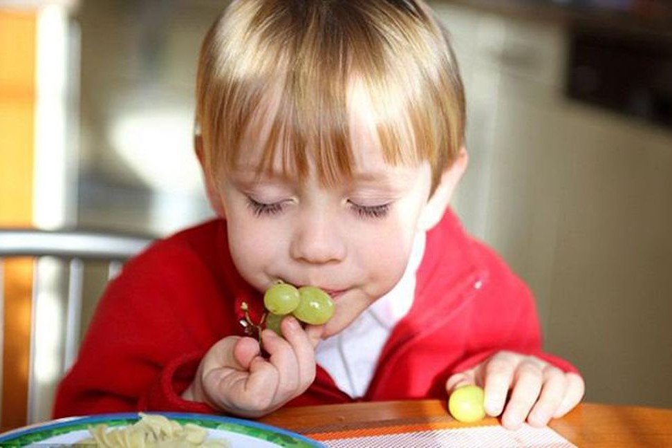 Nhung nguy hiem khi de tre an nho hinh anh