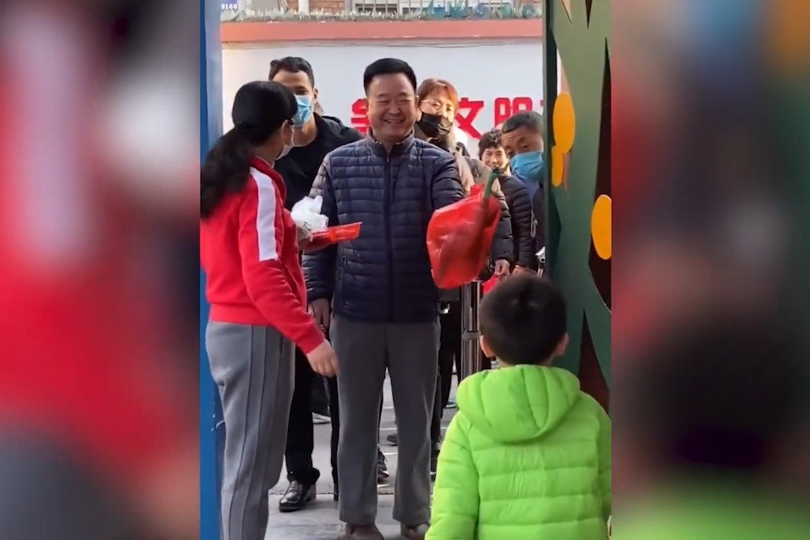 Cau chuyen don chau trai moi ngay cua ong cu o Trung Quoc hinh anh