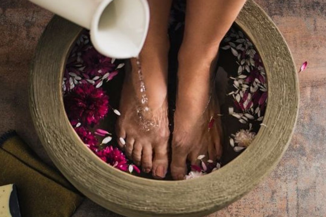 Loi ich khi ngam chan voi gung hinh anh