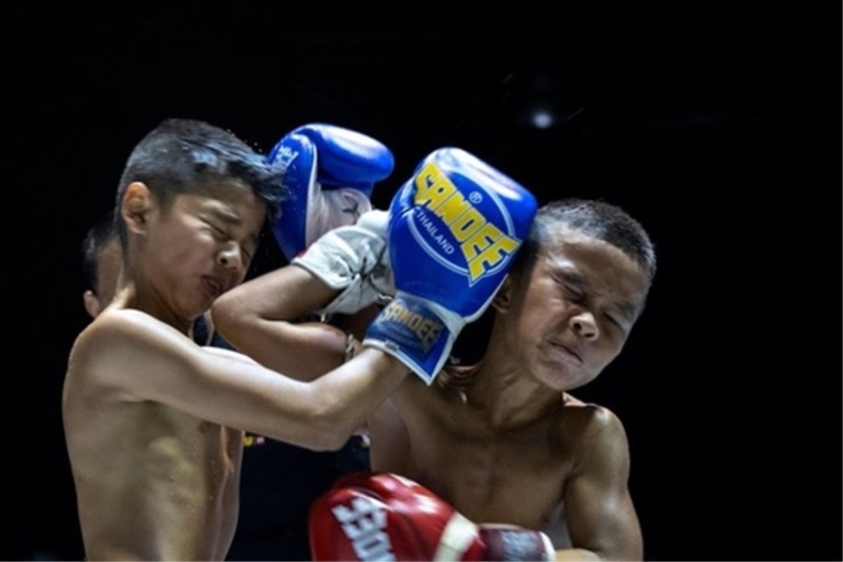 Be Thai Lan 9 tuoi thi dau kickboxing nuoi gia dinh hinh anh