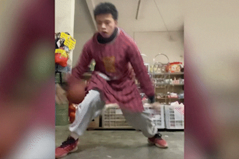 Nam sinh Trung Quoc noi tieng vi mac tap de tap bong ro hinh anh