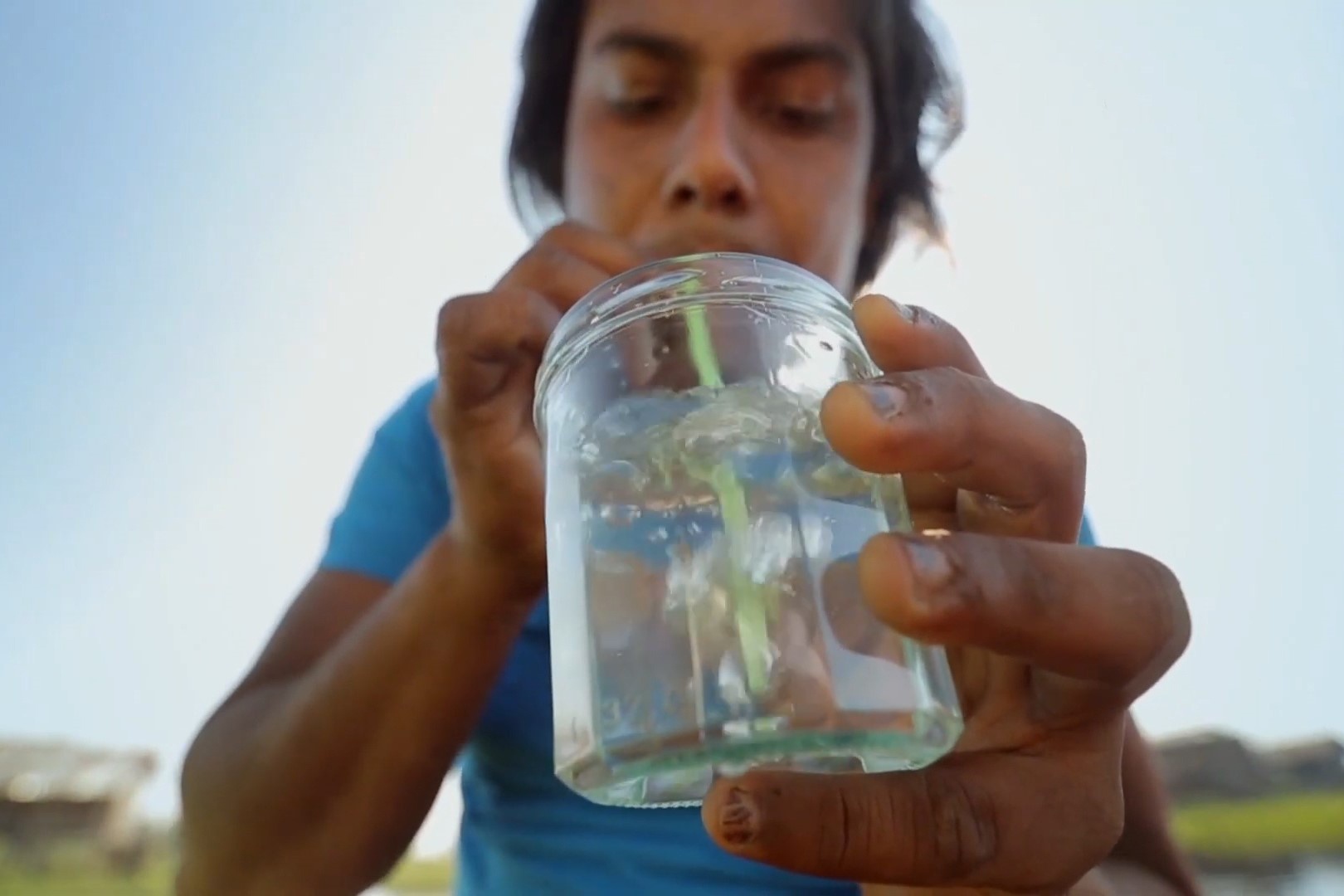 Lam the nao de lay nuoc ra khoi ly voi chiec ong hut? hinh anh