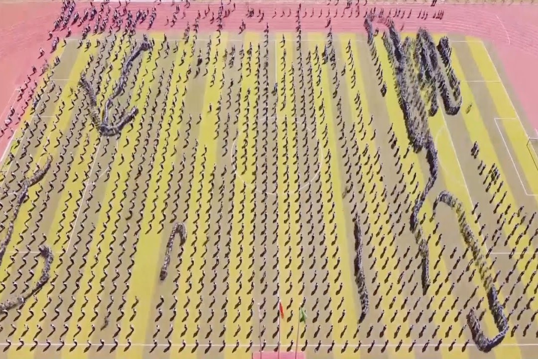 Hon 3.000 hoc sinh o Trung Quoc choi ran san moi hinh anh